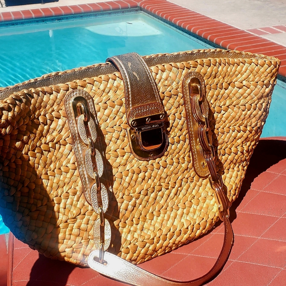 MICHAEL KORS SANTORINI STRAW & LEATHER BAG